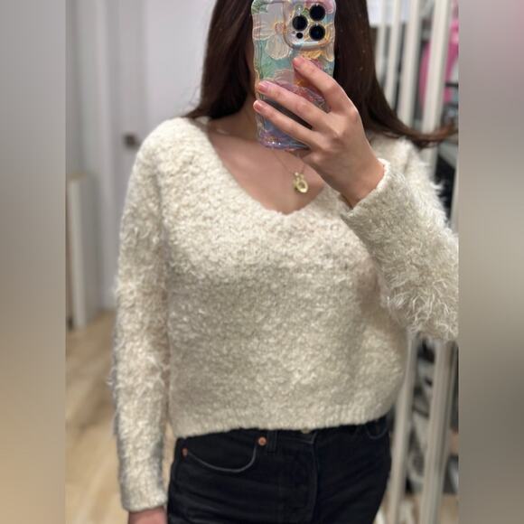 Knitted & Knotted white soft sweater, cropped, size large but fits a S-L - Picture 9 of 9